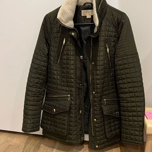 Michael Kors quilted coat with faux fur collar and gold zipper detailing- size M